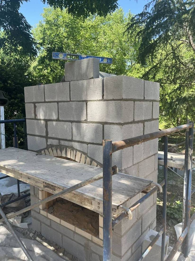 Concrete block fireplace core with firebrick box